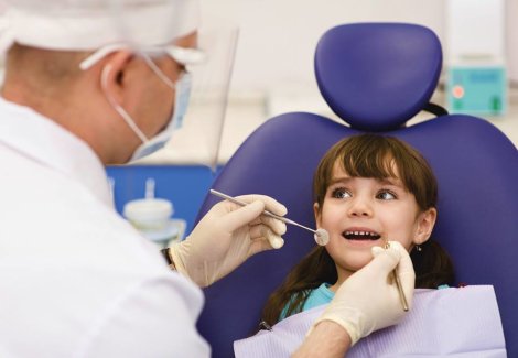 ako vašem djetetu do 7. ili 8. godine ne ispadne niti jedan zub, također je razlog da posjetite dječjeg stomatologa  i detektirate problem.
