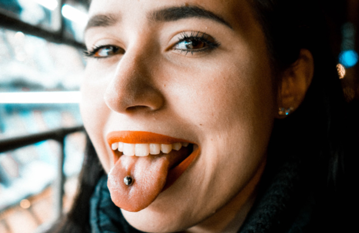 Piercing u ustima može okrhnuti zub.