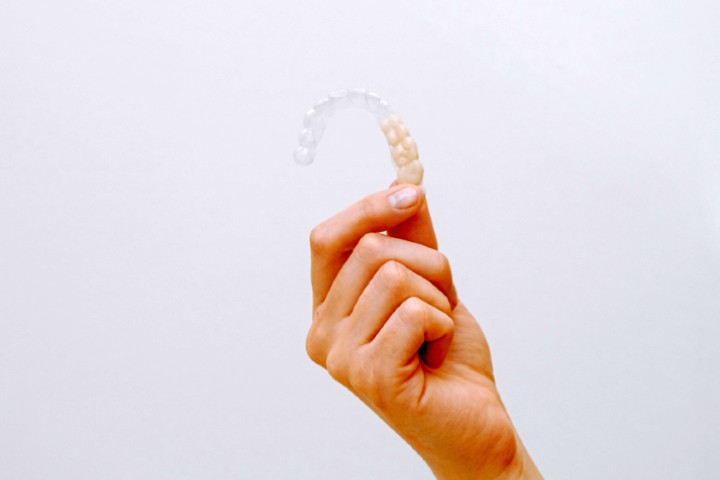 Udlage sliče prozirnim aparatićima za zube
