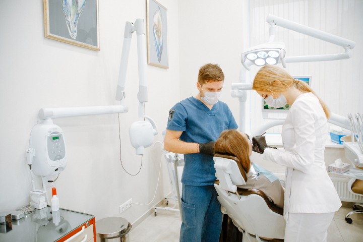 Ortodontska terapija uključuje nekoliko posjeta