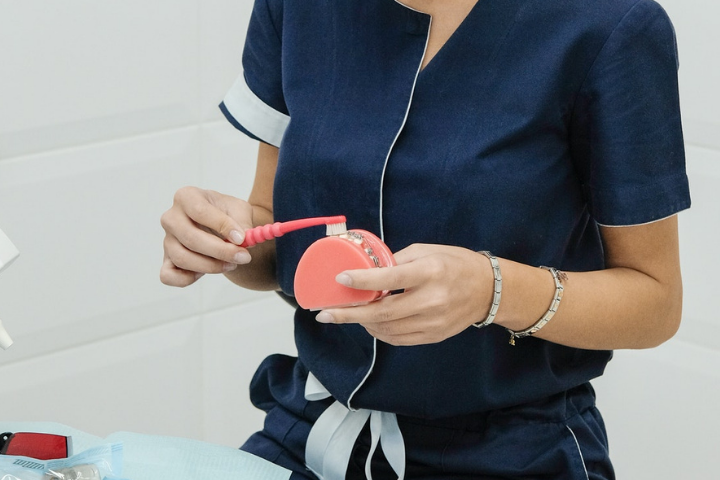 Temeljito čišćenje aparatića i zubi vrlo je bitno za očuvanje zdravlja usne šupljine.