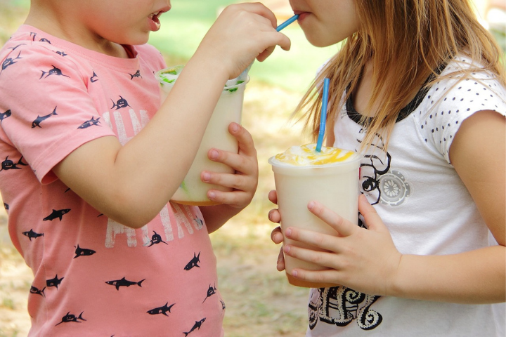 Pretjerana konzumacija slatkih pića i jela dovodi do sve češće pojave karijesa kod djece.