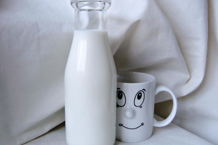 Čaša mlijeka, čaša zdravlja. Kalcij, koji se nalazi u mlijeku, jača zube i caklinu.